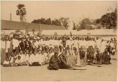 Andachten an der Arakan-Pagode, Mandalay, Burma, Ende des 19. Jahrhunderts von Felice Beato